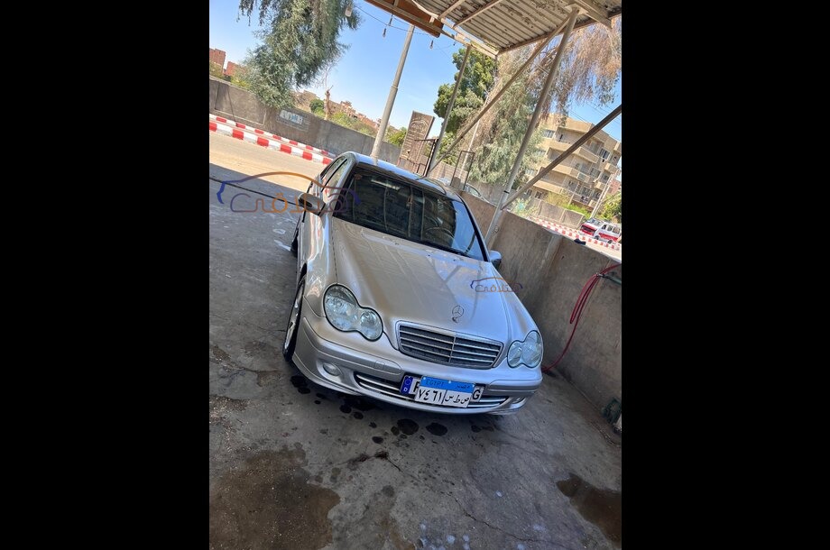 C 180 Mercedes فضي