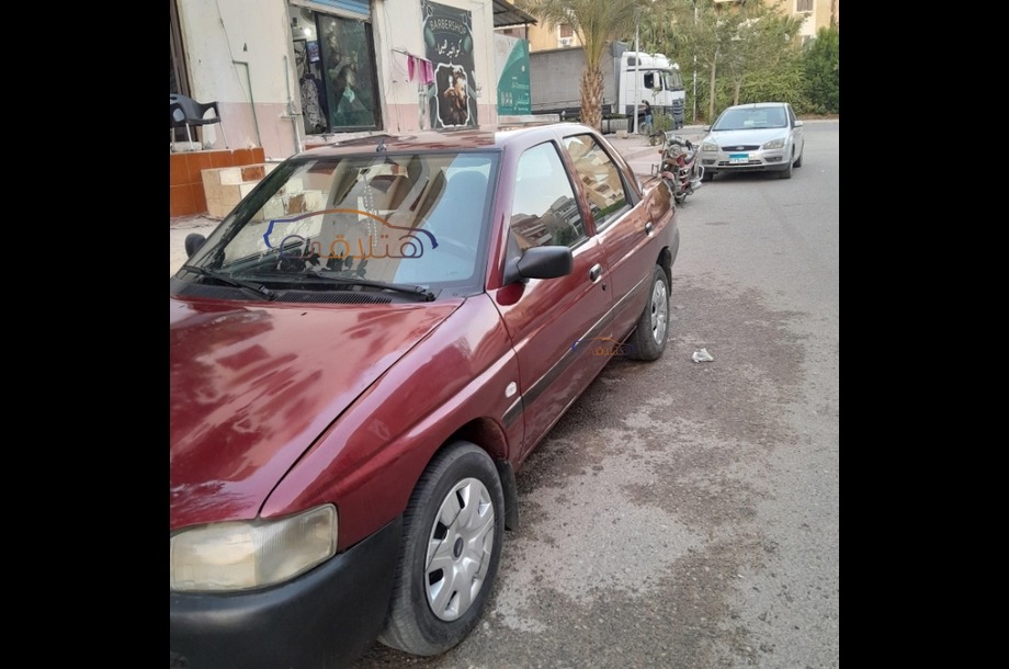 Escort Ford احمر