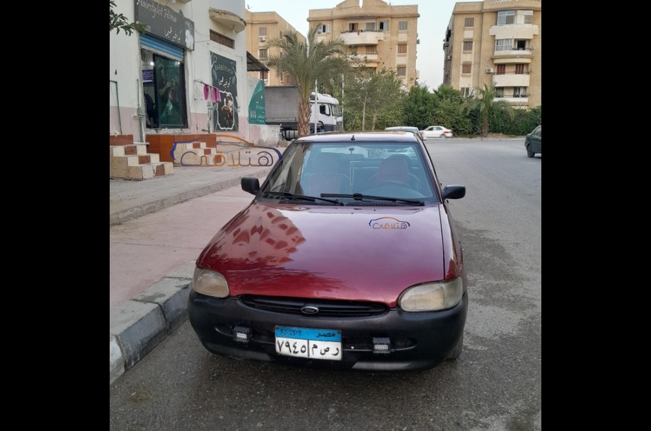 Escort Ford احمر