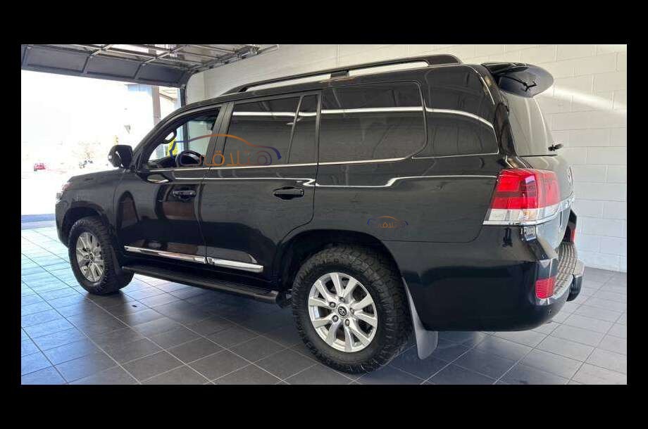 Land Cruiser Toyota أسود