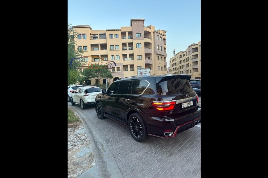 Titan Nissan أسود