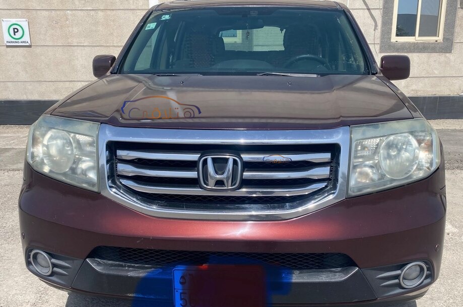 Pilot Honda Dark red