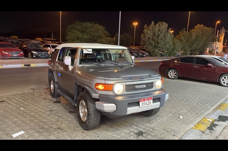 FJ Toyota فضي