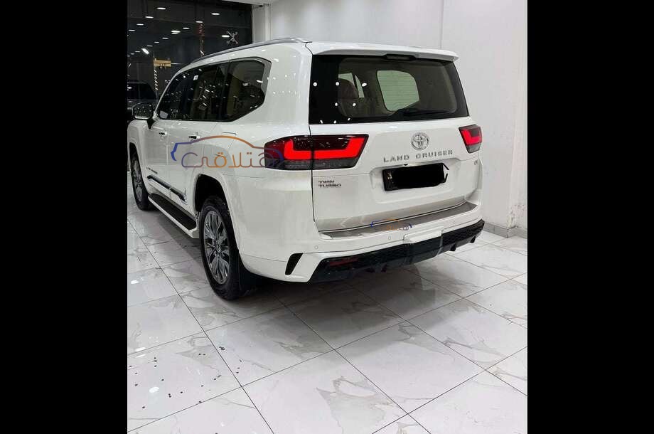 Land Cruiser Toyota أبيض