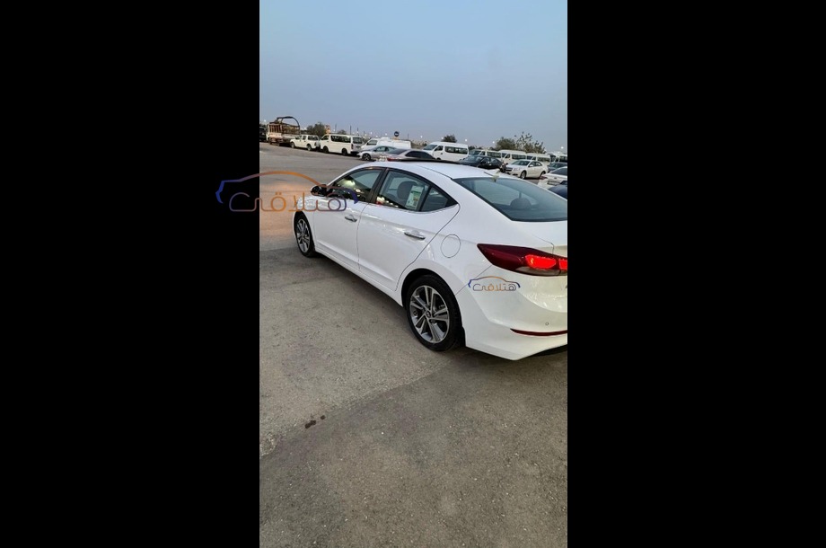 Elantra Hyundai White