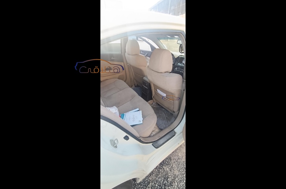 Maxima Nissan White