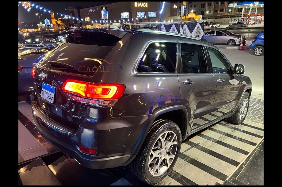 Grand Cherokee Jeep بني
