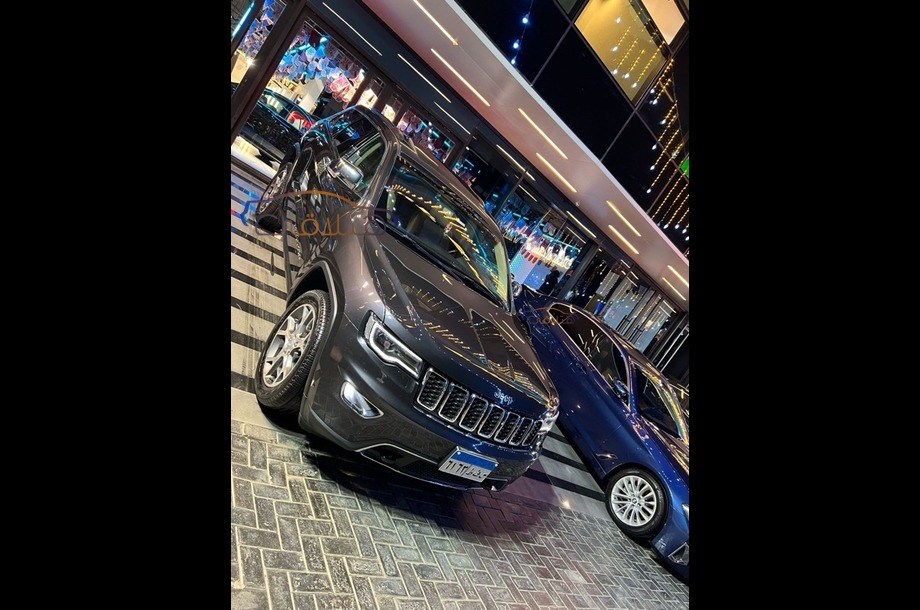 Grand Cherokee Jeep بني