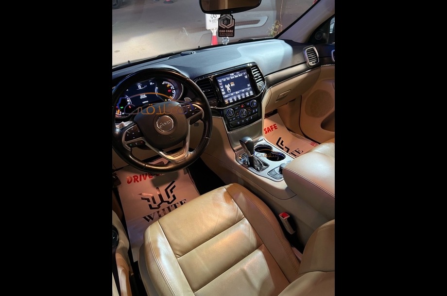 Grand Cherokee Jeep بني