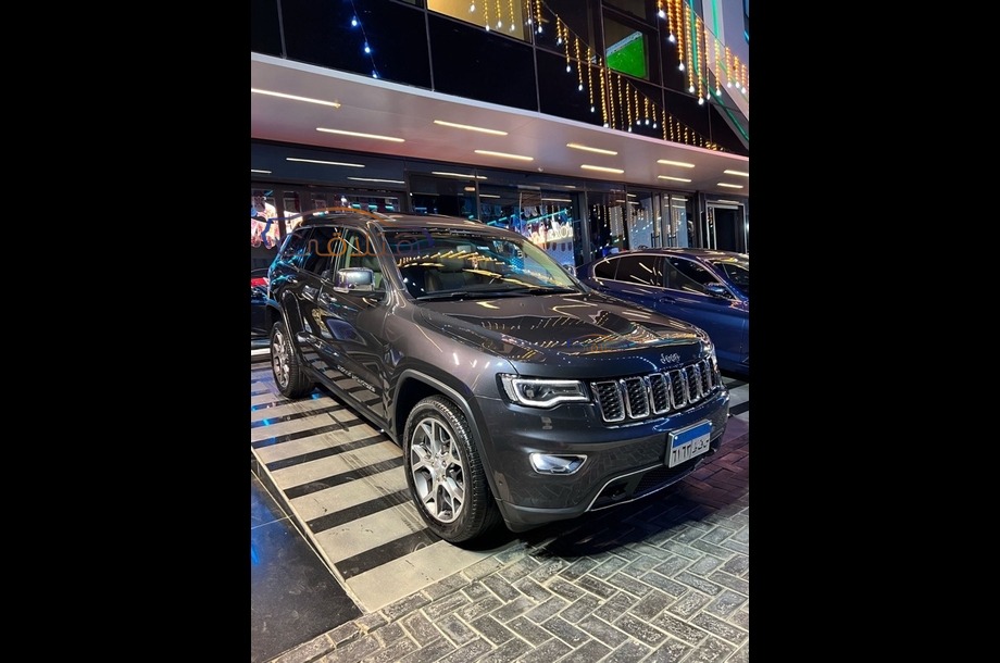 Grand Cherokee Jeep بني