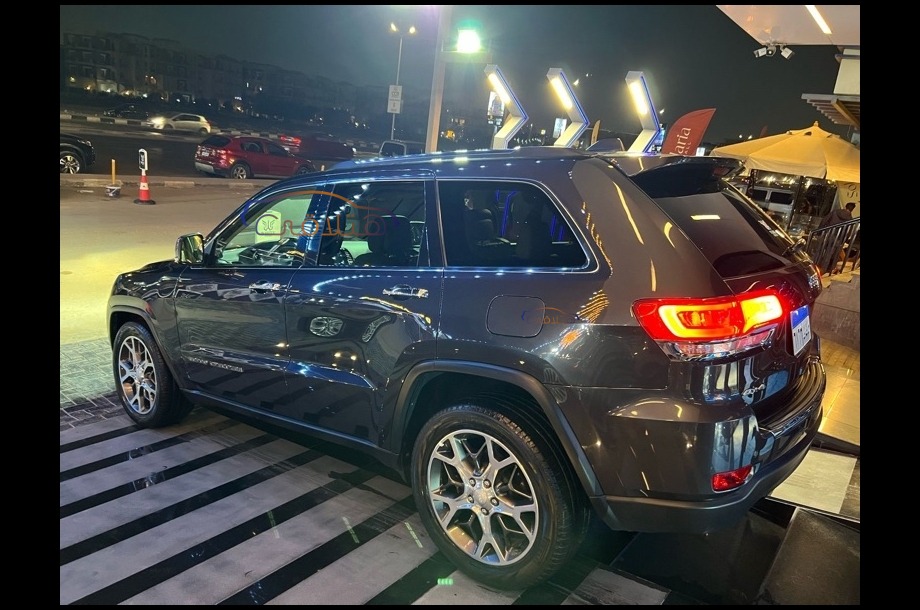 Grand Cherokee Jeep بني