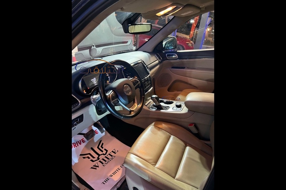 Grand Cherokee Jeep بني