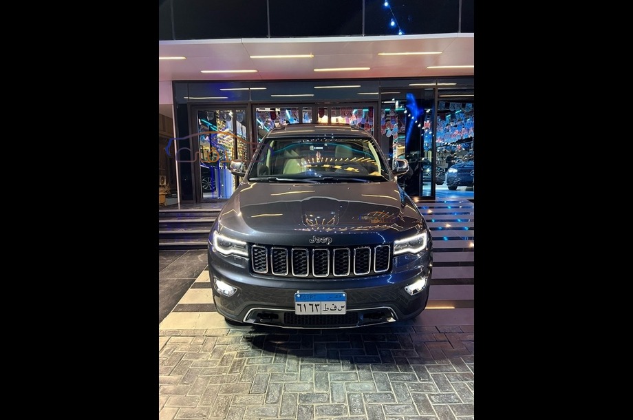 Grand Cherokee Jeep بني
