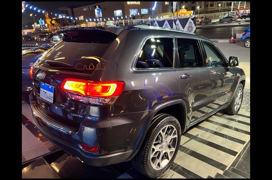 Grand Cherokee Jeep بني