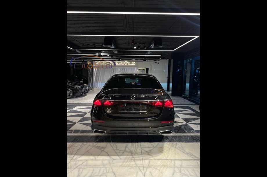 E 200 Mercedes أسود