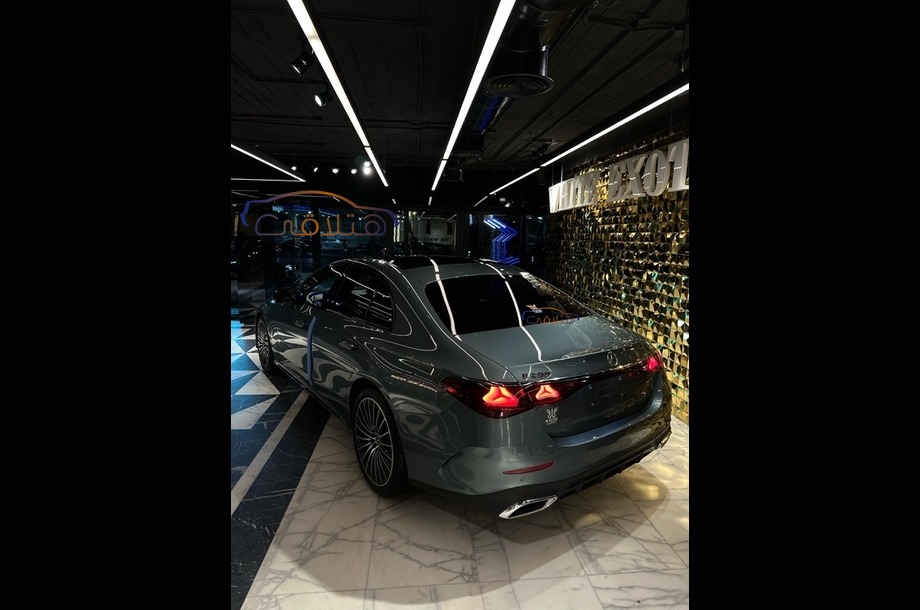 E 200 Mercedes أسود