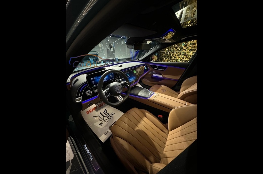 E 200 Mercedes أسود