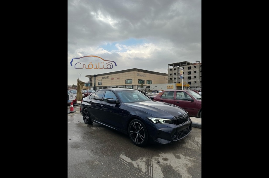 320 BMW الأزرق الداكن