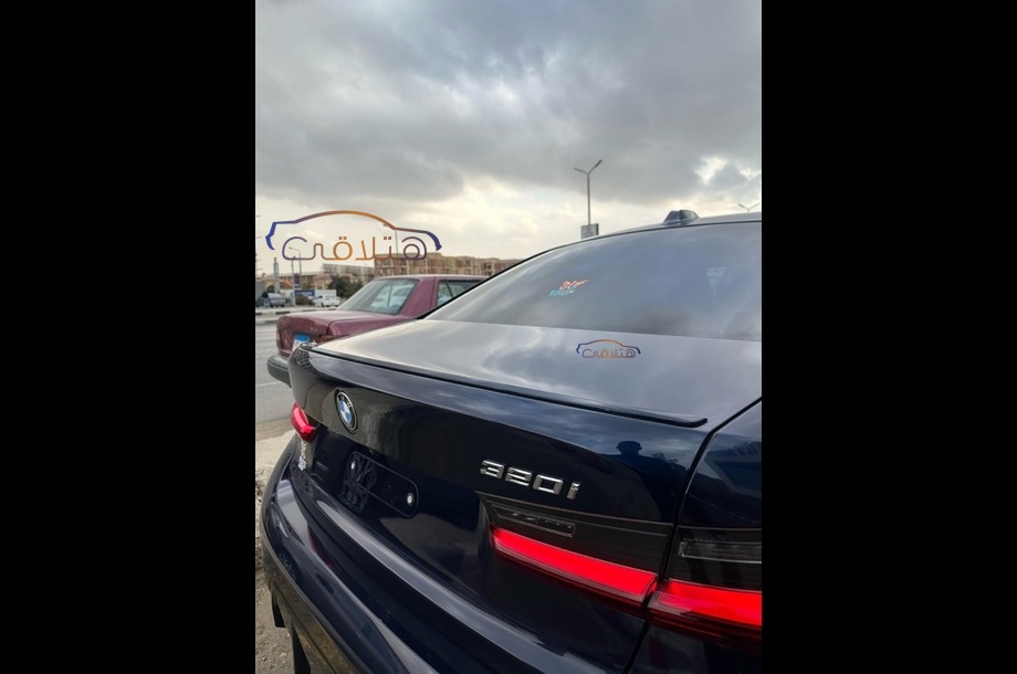 320 BMW الأزرق الداكن