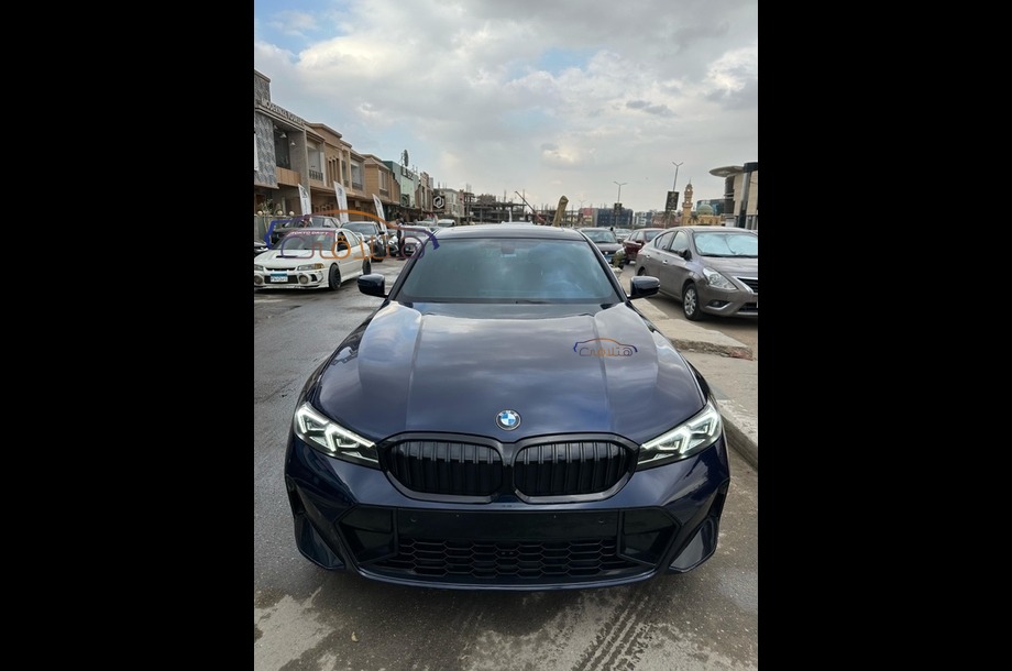 320 BMW الأزرق الداكن