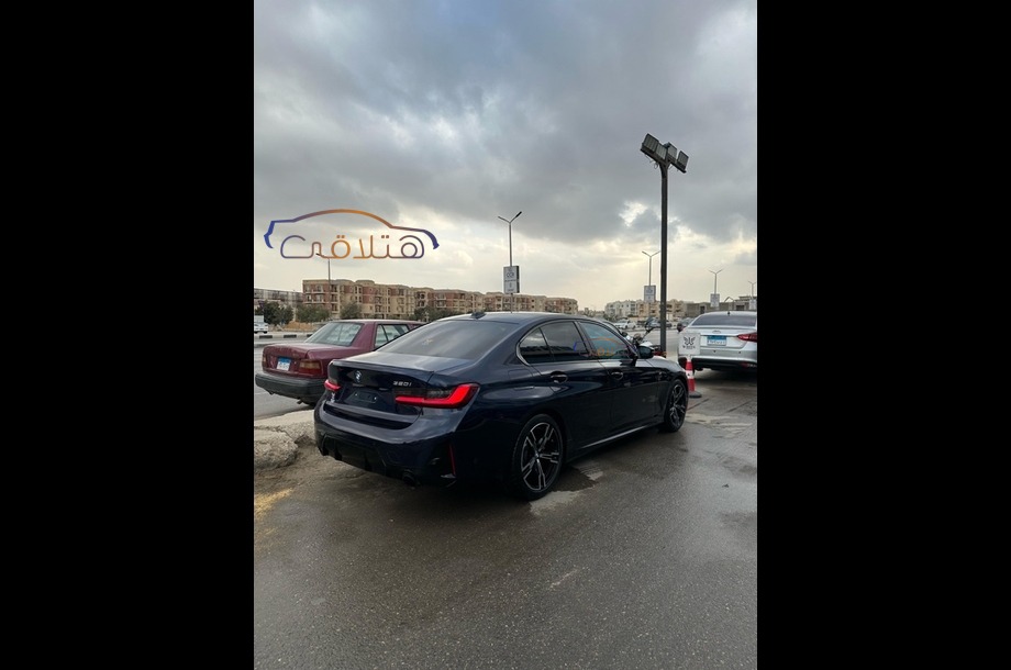 320 BMW الأزرق الداكن