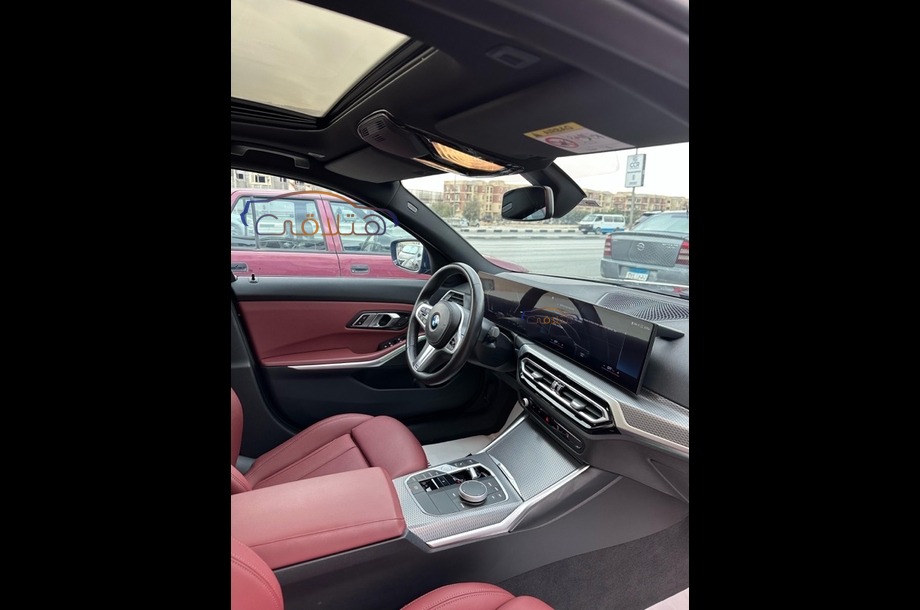 320 BMW الأزرق الداكن