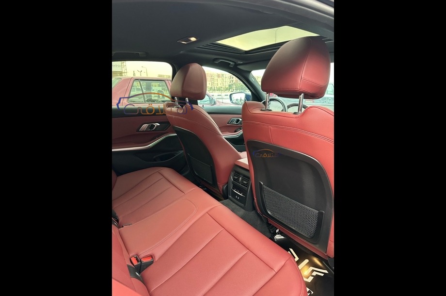 320 BMW الأزرق الداكن