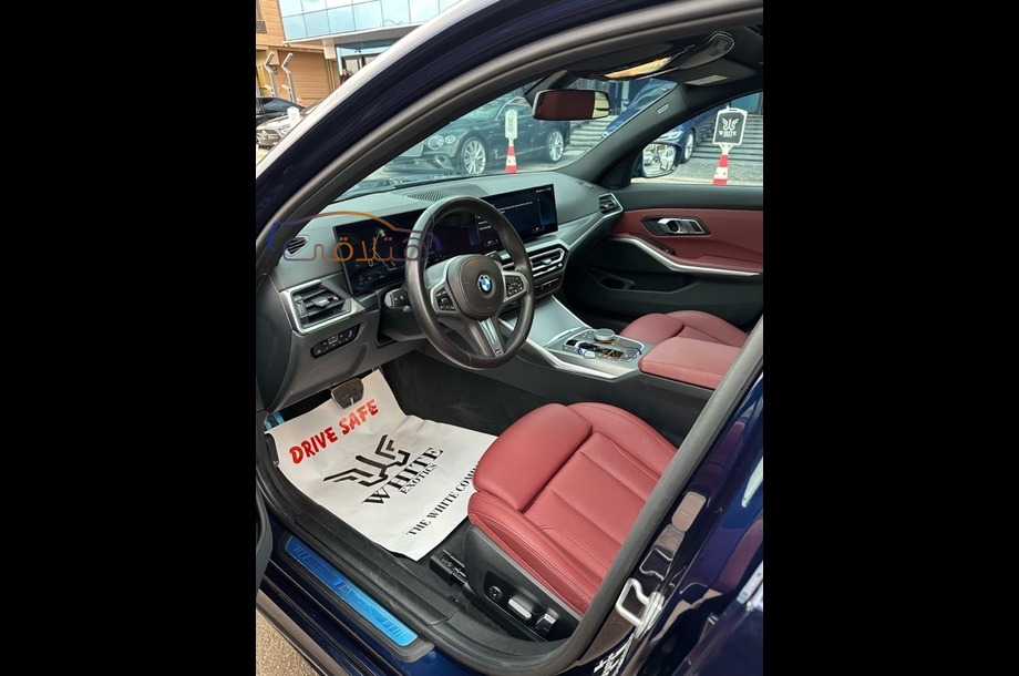 320 BMW الأزرق الداكن