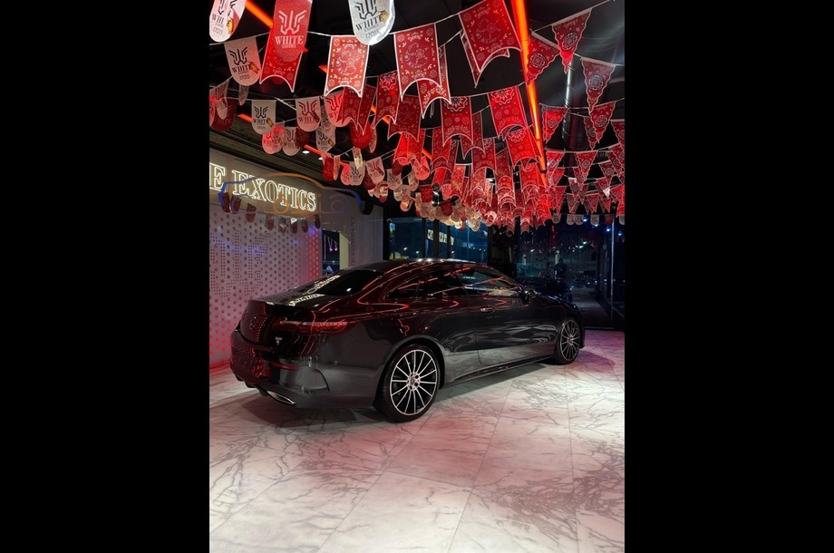 E 200 Mercedes أسود