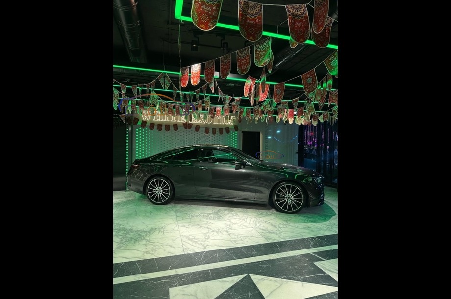 E 200 Mercedes أسود