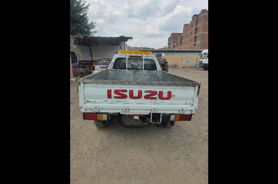 D max Isuzu أبيض
