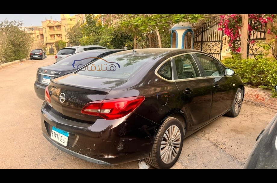 Astra Opel أسود