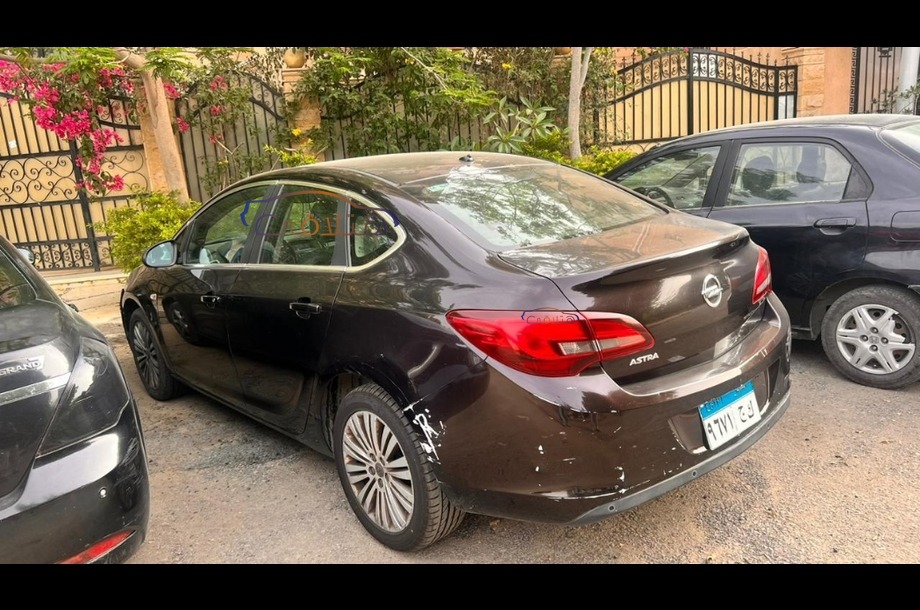 Astra Opel أسود