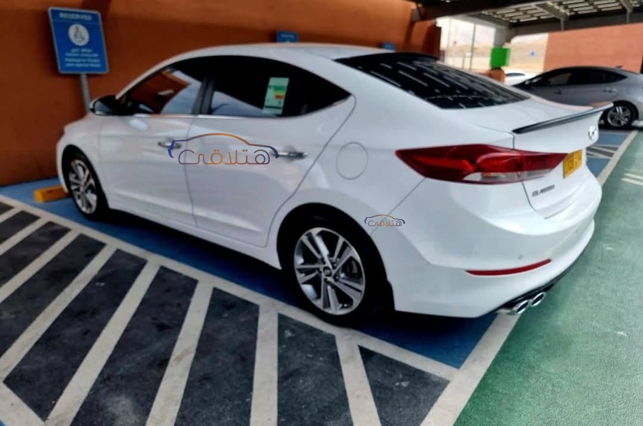 Elantra Hyundai White