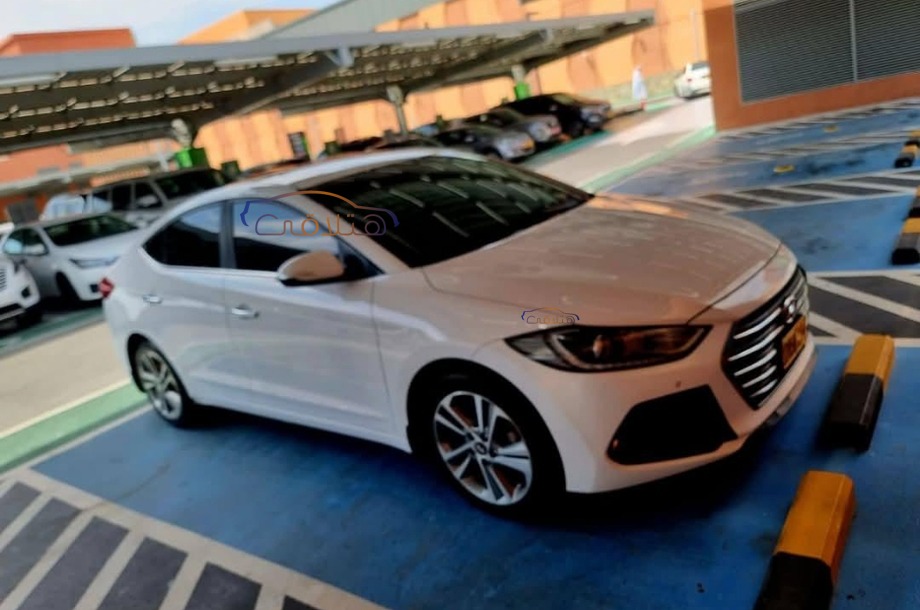 Elantra Hyundai White