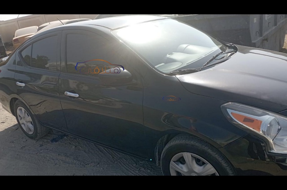 Versa Nissan Black
