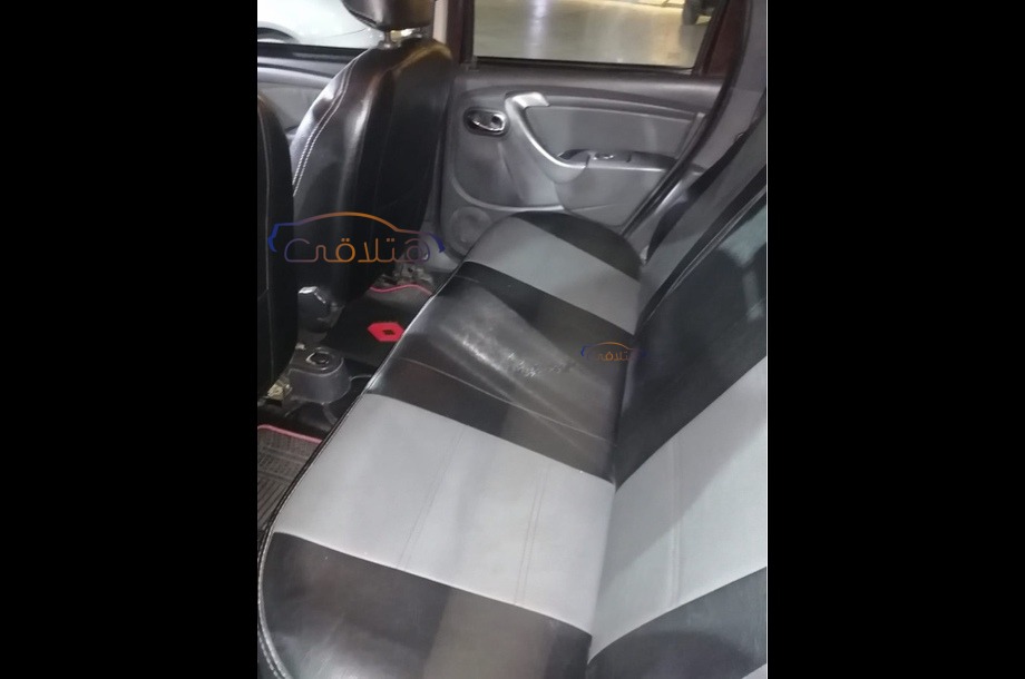 Duster Renault احمر غامق