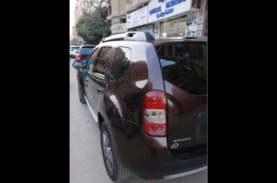 Duster Renault احمر غامق