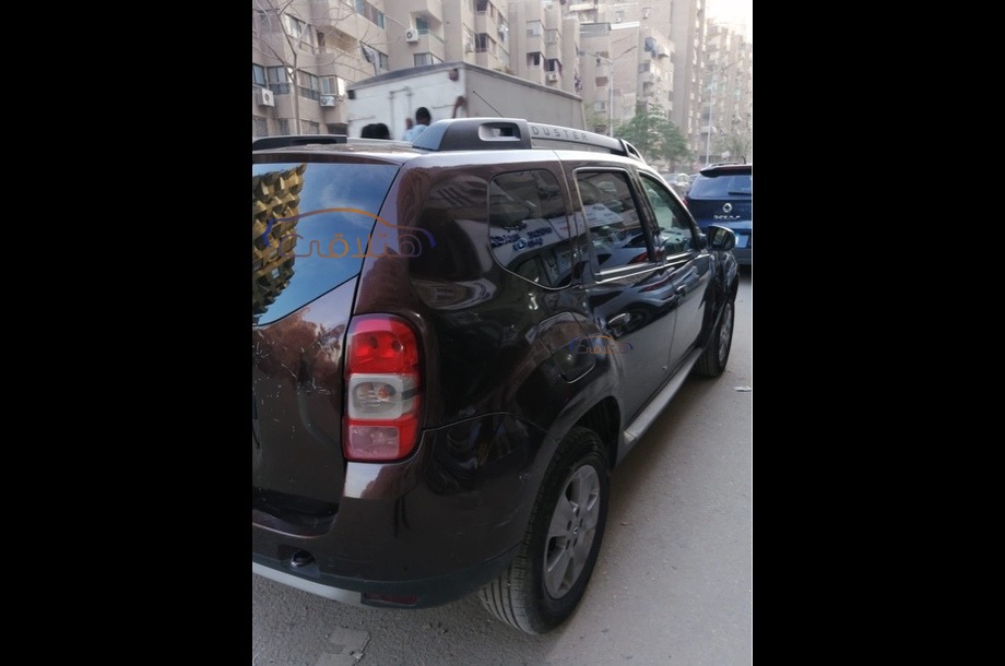 Duster Renault احمر غامق