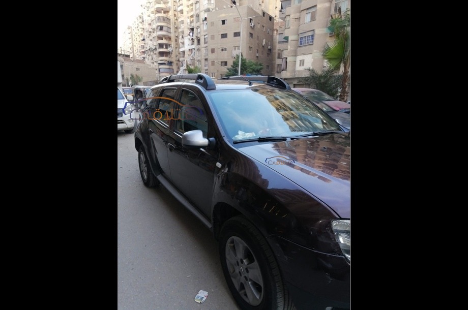 Duster Renault احمر غامق