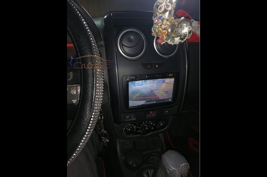 Duster Renault احمر غامق