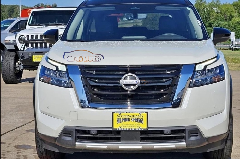 Pathfinder Nissan White