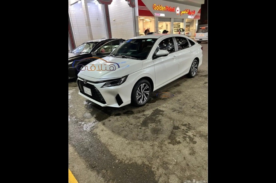 Yaris Toyota White