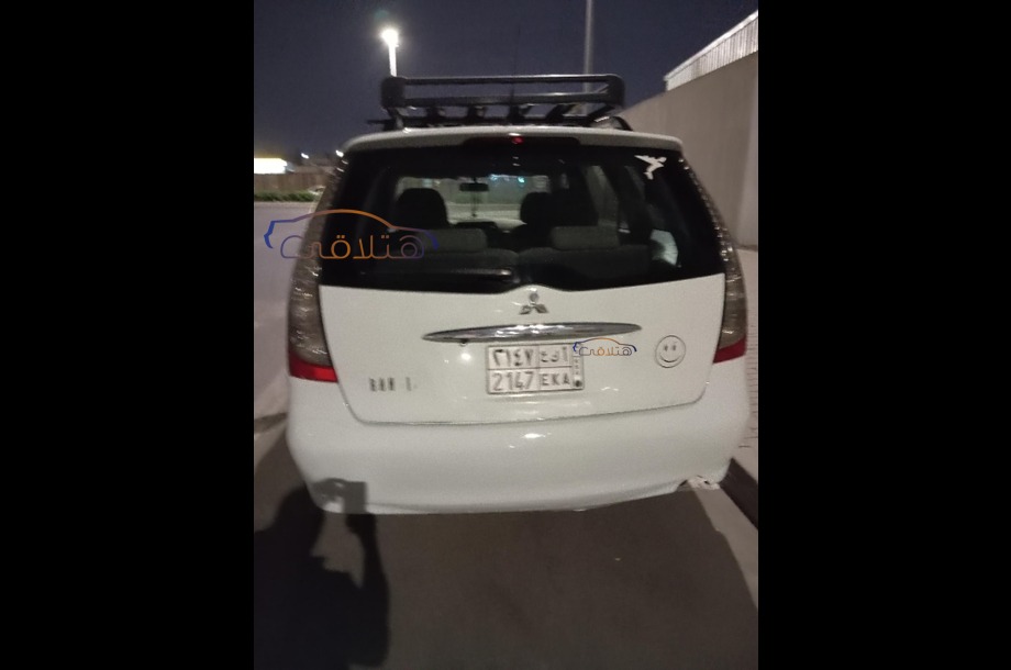Grandis Mitsubishi أبيض