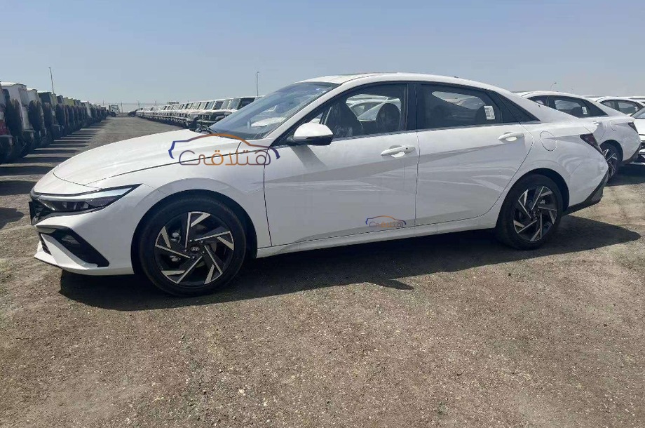 Elantra Hyundai White