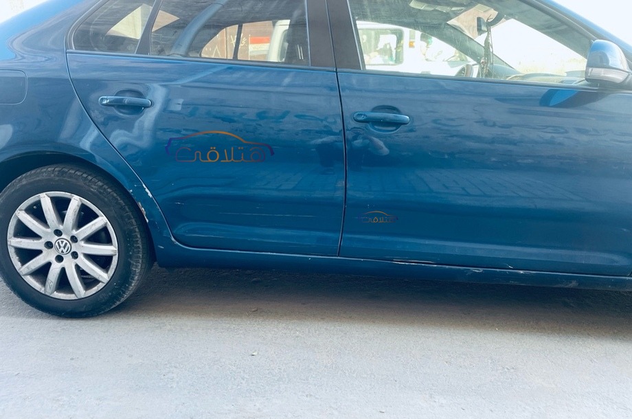 Jetta Volkswagen الأزرق الداكن