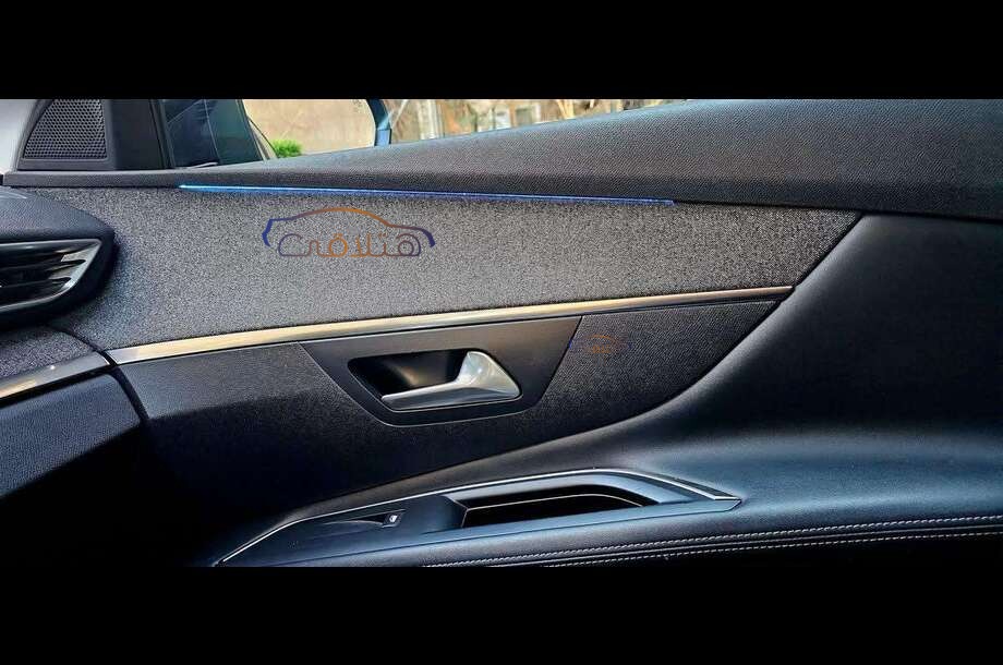 3008 Peugeot أسود