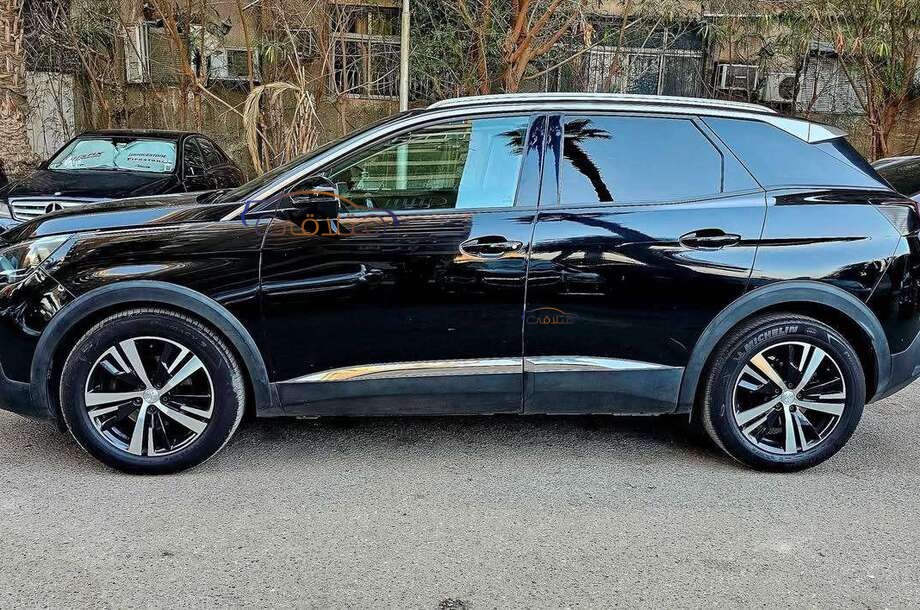 3008 Peugeot أسود