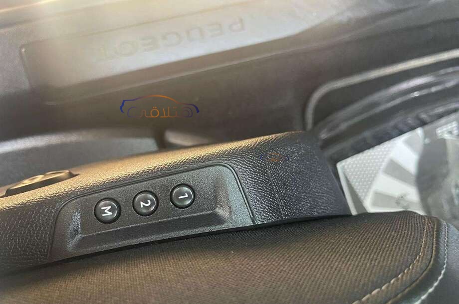 3008 Peugeot أسود