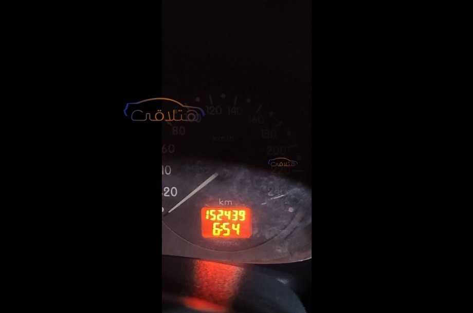 Clio Renault احمر